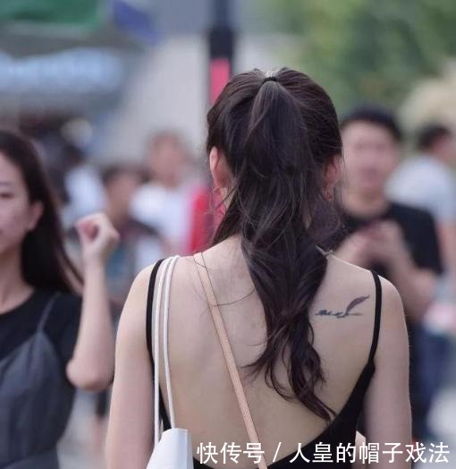 吊带 紧身吊带搭配高腰短裤，简约而不简单，运动鞋也能穿出大长腿！