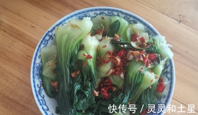 夏日|夏日吃饭没胃口，油淋小青菜这样做，瞬间吃光光！