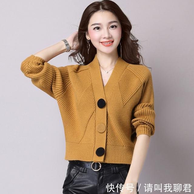女人过了35岁，别穿的太老气，这款“气质开衫”优雅大气还时尚