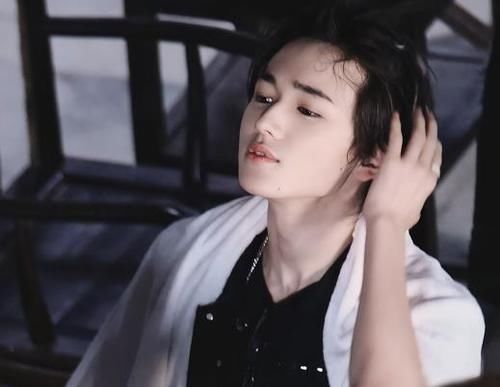 宋亞軒|宋亞軒錄節(jié)目致敬李飛？短褲配拖鞋畫風(fēng)很搞笑，李飛看了直說真秀