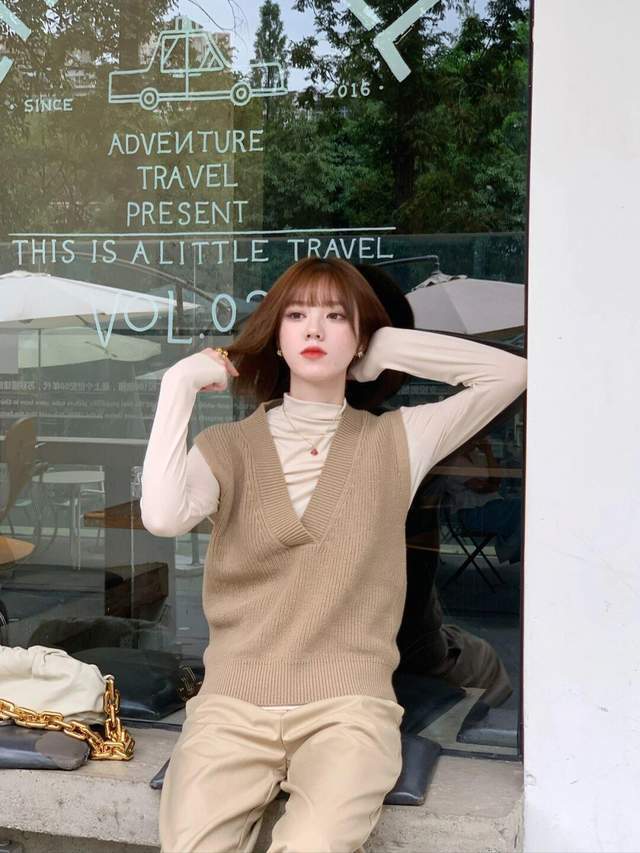 翻领|秋天怎样穿才有气色?身穿一件红色翻领连衣裙,穿上身复古又显白