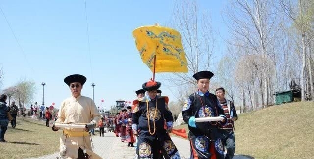  乾隆皇帝|大清灭亡一百多年后，乾隆七世孙恒绍大摆排场，穿着龙袍祭祖引起争议