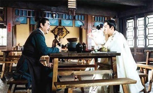 古人吃完饭不算账,丢下一块银子就走,为何店小二从不拦着?