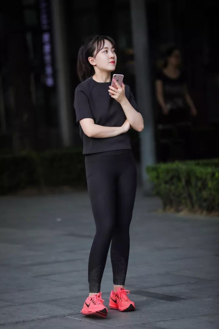 街拍:图一小姐姐双腿修长身材性感,长相靓丽气质高雅,真的迷人