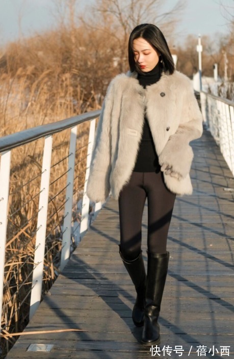 穿搭 2022不流行露脚踝,聪明女人更爱“塞裤脚”,这样穿搭时髦又显瘦