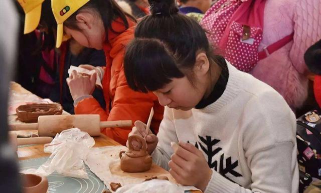 泥巴|幼儿园放学,两个孩子没人认领,家长看到后笑翻:洗洗还能要