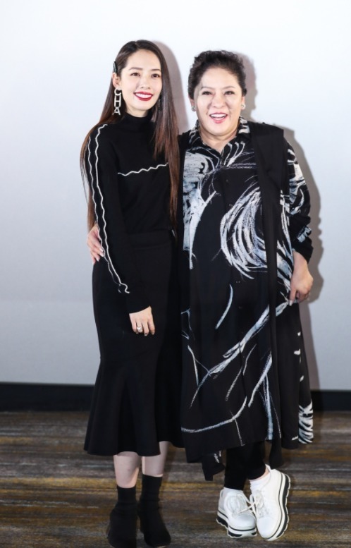 独特魅力|向太这气质真不是吹的,穿墨蓝色外套简约低调,难掩强大气场