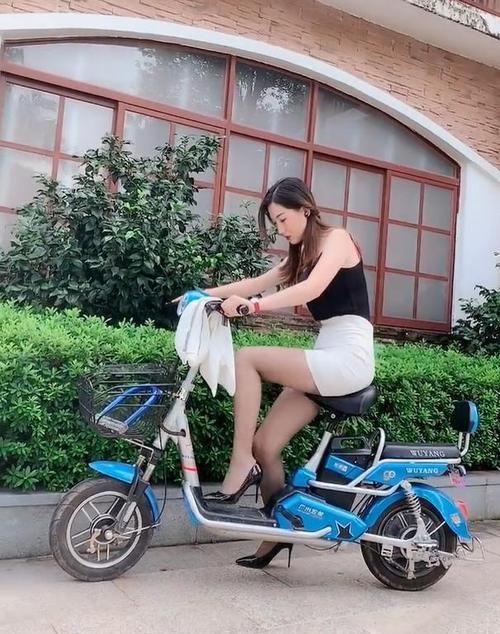 不多见的灰色丝袜,穿出了职场女人的优雅、清纯