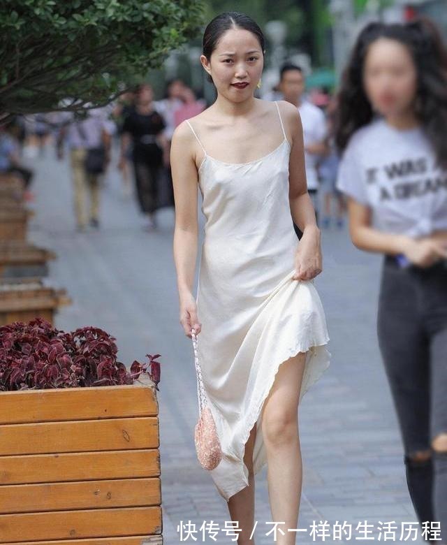 身材 平坦的身材需要装饰,裙子能让身材曲线突出,更具女性气息!