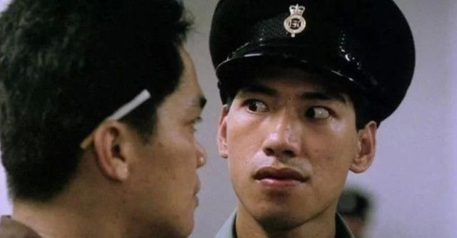 57岁"乌鸦哥"近照曝光,头发胡子都已白,搂着富婆ktv献唱