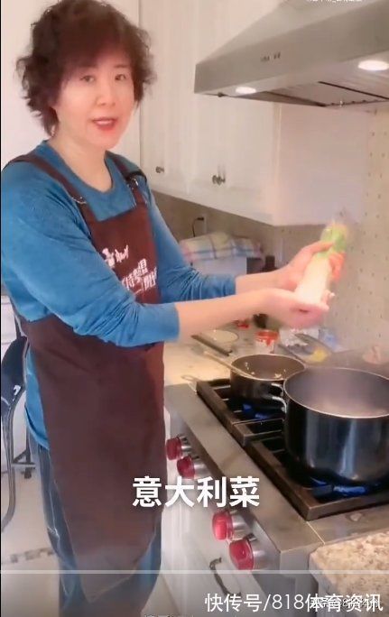 中国女排|真香!郎平美国豪宅下厨做意大利餐,为老公女儿烹饪意面+鸡排+沙拉