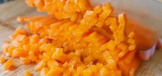 金针菇里面加3个鸡蛋，真的好吃，我家一周能吃3回，美味又营养