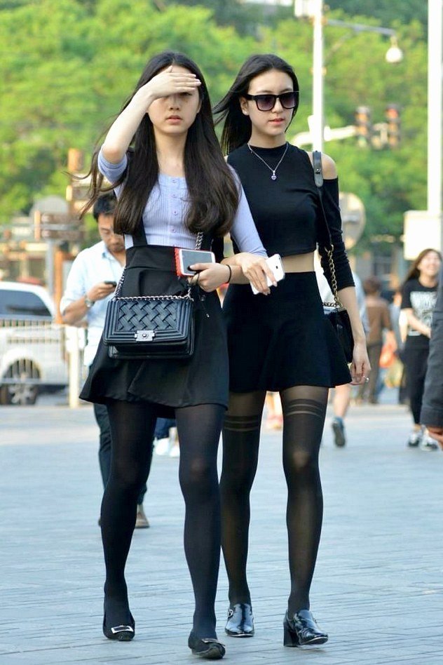 长度适中的黑色荷叶裙,多少让人有些低落