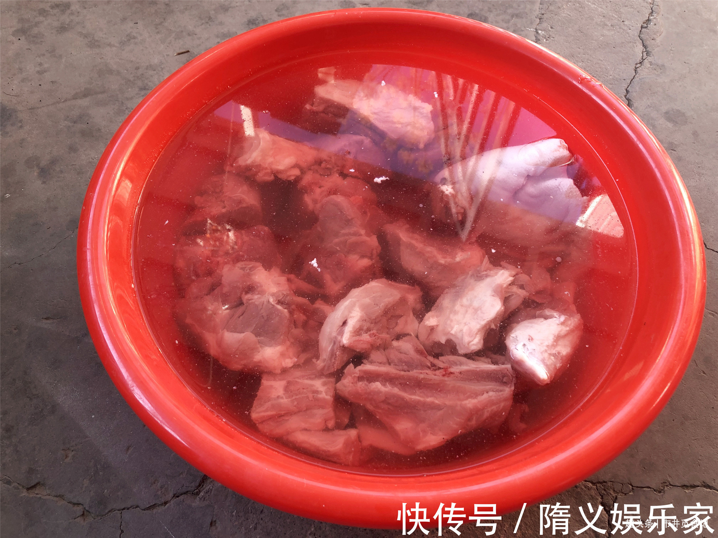 焯水|煮排骨大骨头时，记住“3用2不放”，肉香腥味小，汤白味道鲜