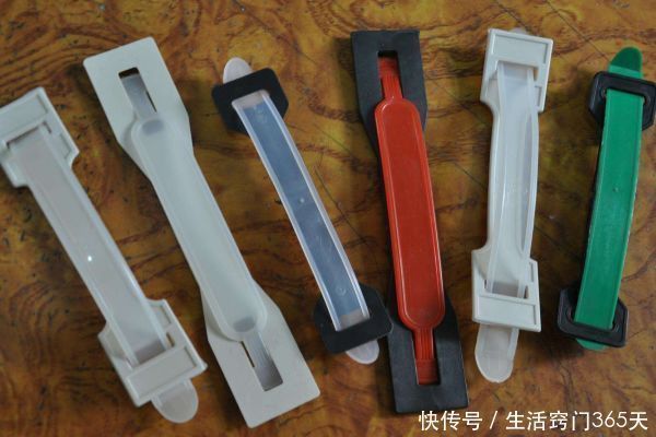 纸箱上的塑料提手不要扔,粘在塑料盆上太厉害了,家家户户用得到
