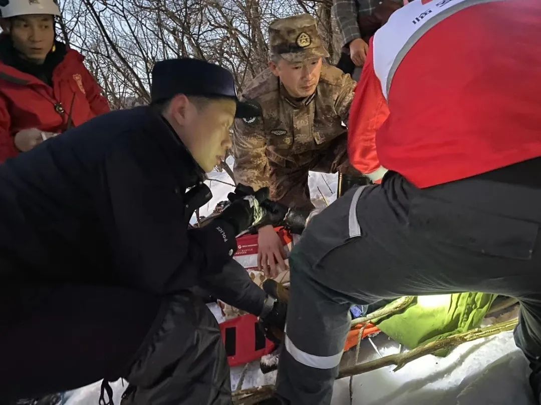 东天目山|六旬驴友东天目赏雪摔骨折 他们踩着1米多深的积雪 历时5小时将伤者安全救下山