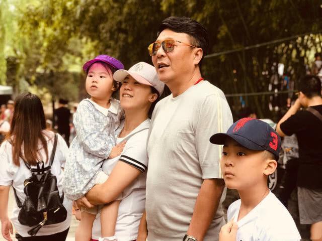 张怡宁|43岁王楠或怀第三胎,一家4口海南豪宅度假,一动作令人浮想联翩