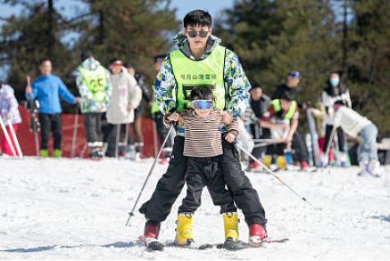 滑雪热|高涨的滑雪热背后：亏损下加注投资，旱地雪场有望霸屏全季