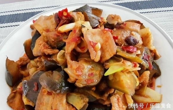 炒茄子时,8成人漏了这一步,厨师长教你这样做,不吸油又下饭!