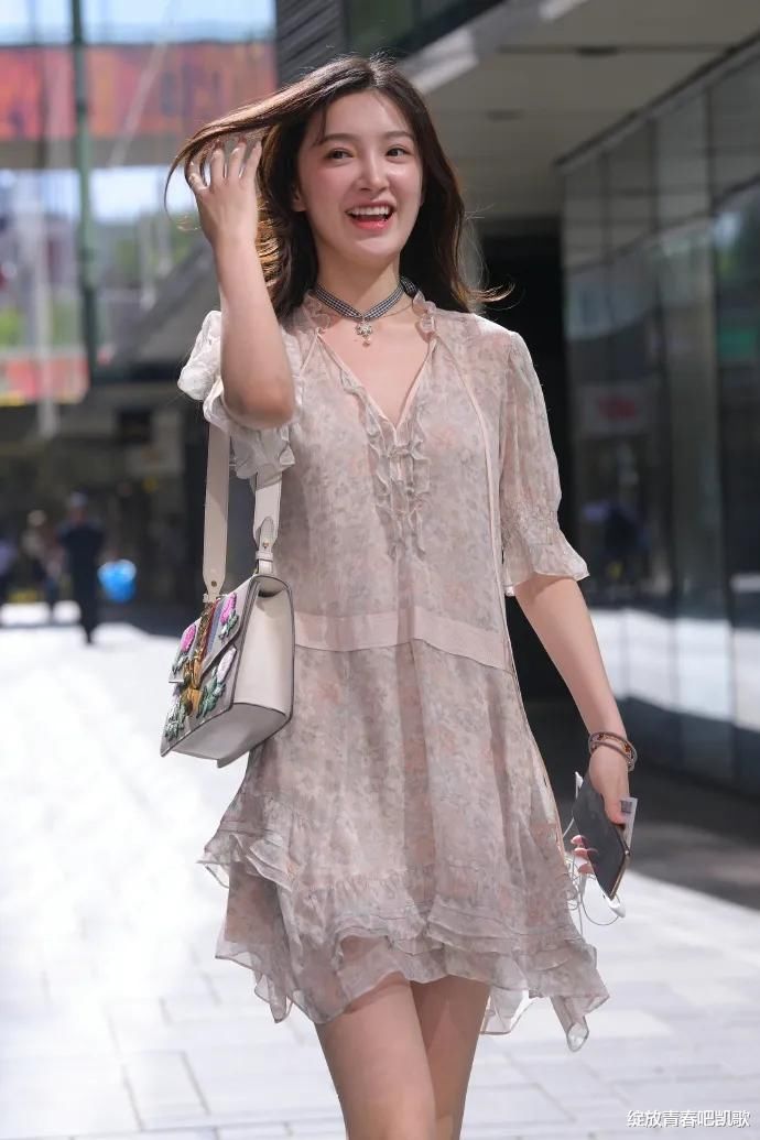 浅色时尚碎花裙，搭配白色小背包，穿出满满的淑女范