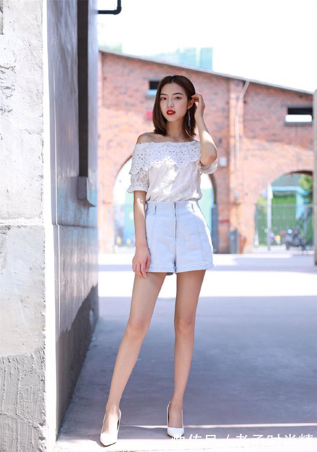 知性|一字肩上衣搭浅蓝色牛仔短裤,优雅又知性,女人味十足