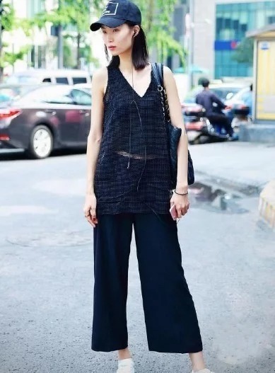 街拍:气质靓丽的时尚美女,白底的印花连衣裙很显气质,时尚大方