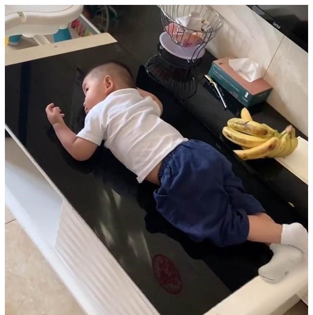 独生家庭|哥哥开学后,弟弟“颓废”度日,网友:没有人抢,玩具都不香了