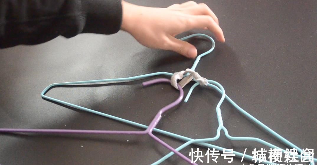 小圆|袜子剪一剪套在衣架上太实用了, 解决了很多家庭的困扰, 赶紧试试