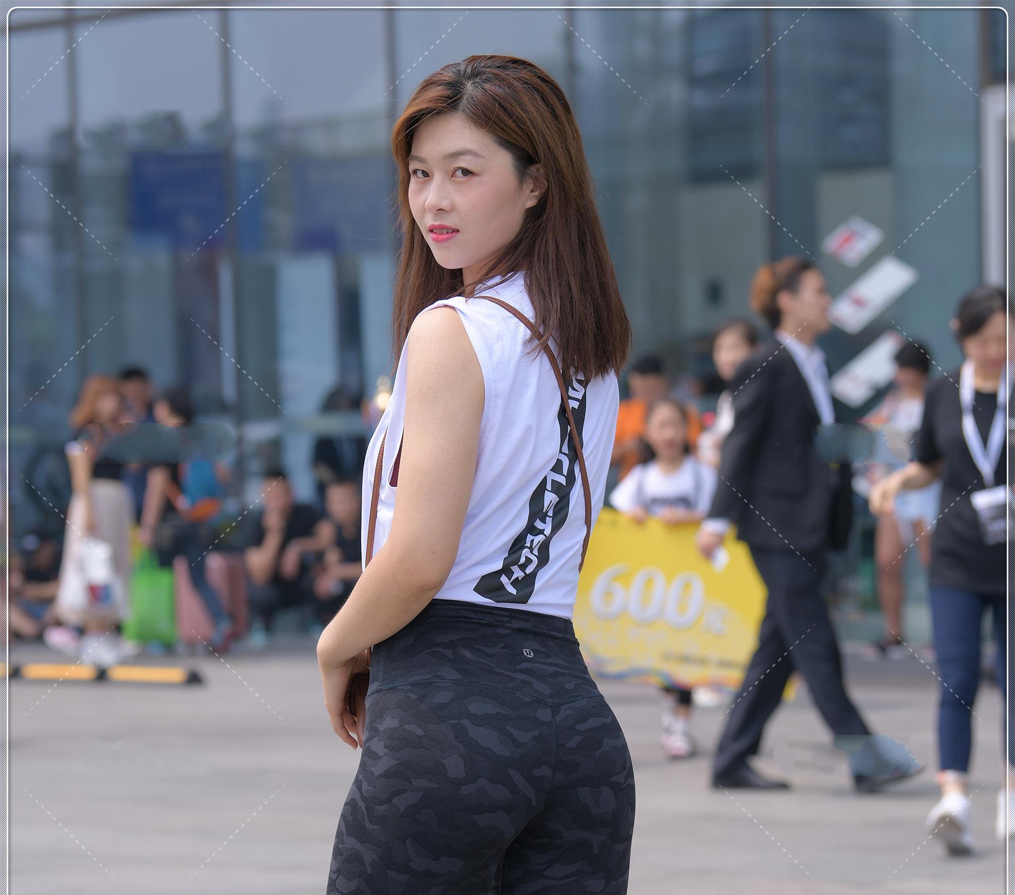 搭配|白色无袖圆领背心,黑色健身裤搭配复古包包,这身搭配酷范十足