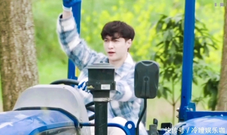 《向往》官微晒深情版海报,全体嘉宾黑衣出镜,张艺兴站位引关注