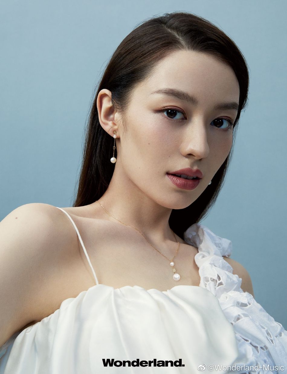 西服套装|吉娜穿黑色西服套装 五官精致气质绝佳