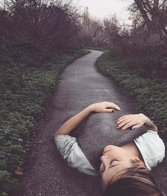 艺术家|这位好“色”的艺术家,拿大自然当画板,引11万人“想入非非”!