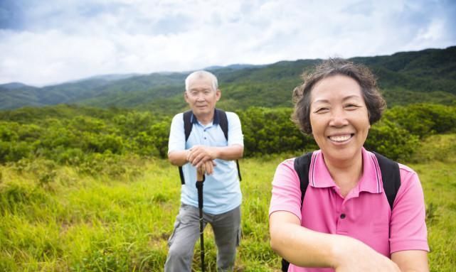 不管关节炎多久,医生秋天坚持1件事,养骨补骨骨质疏松都溜走