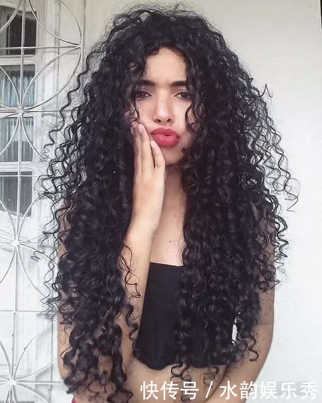 羊毛卷已经“失宠”了,今年流行“烫大弯”,长发短发都能烫