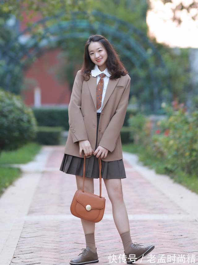 小蛮腰|微胖女生怎么穿才好看？西服外套搭配T恤和黑色短裤，显高又显瘦