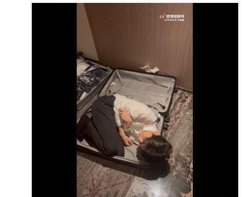 王源給群星分月餅卻忘了關曉彤，網友調侃他跟劉星學的分月餅