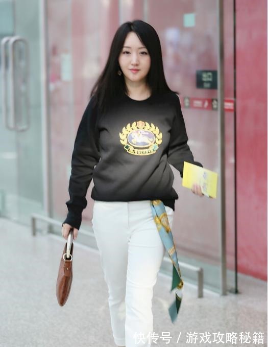 黑白 黑白双色才是冬季完美的流行色，简约又高级，太适合中年女性穿了！