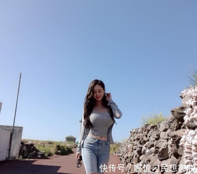 温暖靓丽的牛仔裤着装,尽显简简单单的穿搭!