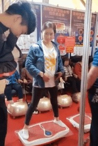 |搞笑GIF:妹子,你是站的时间太久了吗?,站的膝盖都疼了。