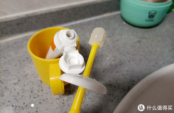 牙膏|二岁宝宝的儿童牙膏如何选择，怎样培养爱刷牙的好习惯