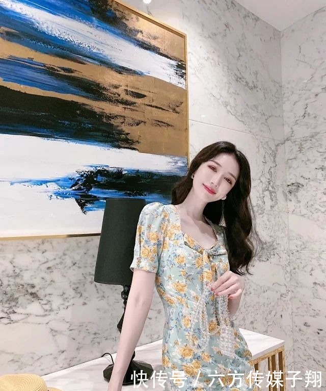 这身印花裙真有特色,V领处打个蝴蝶结,女人的贵气立马浮现