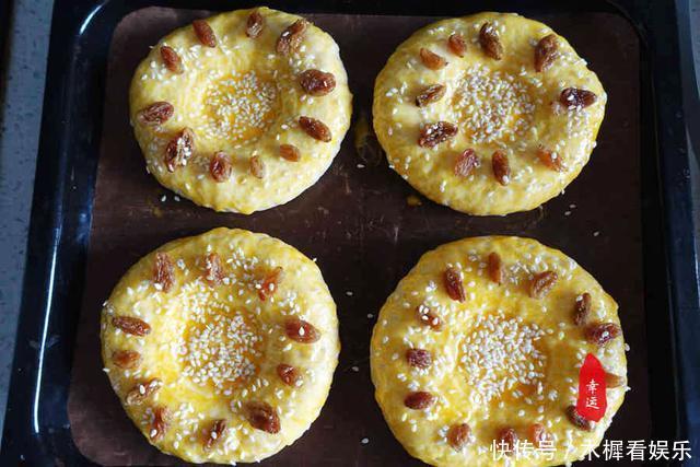 好吃|比面包好吃的烤饼出炉了,奶香浓郁色泽金黄,让人好有食欲