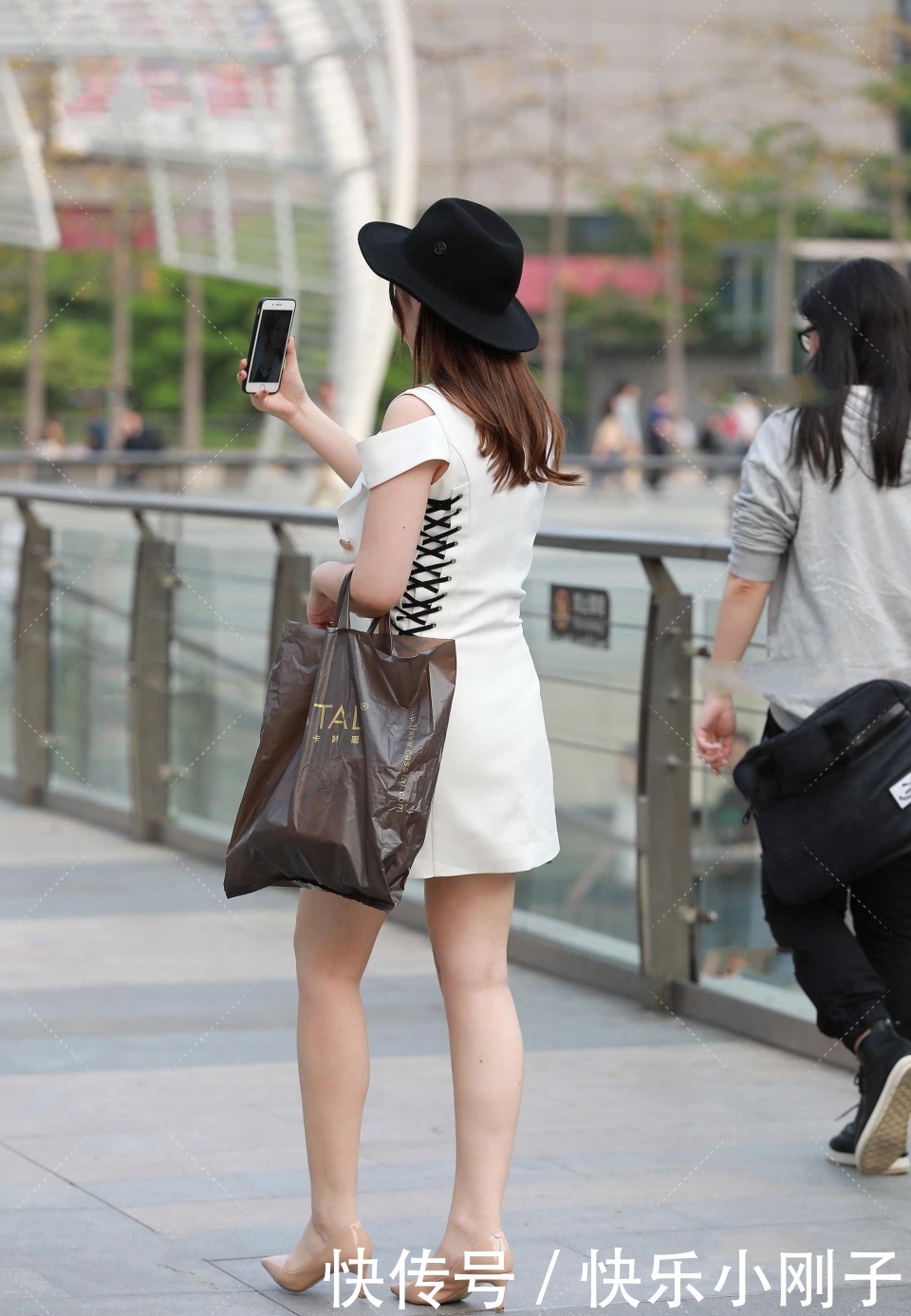 穿鞋带|这个世界很小很小,抬头一看就能看到你的笑脸,呈现少女般的稚嫩