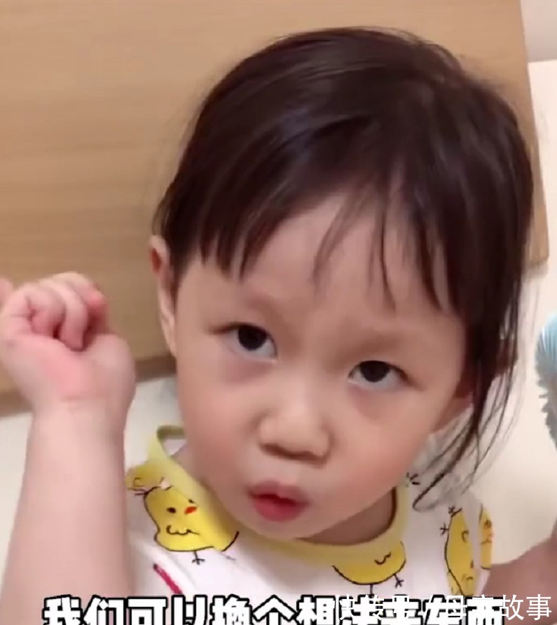 幼儿园|萌娃一本正经地教育父母:这里不能碰!给害羞的大人上了一课