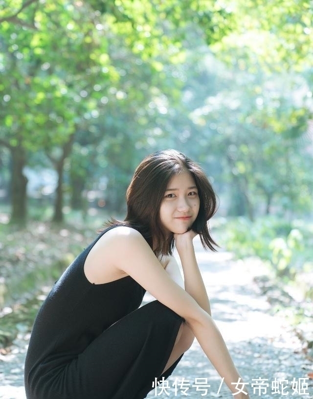 街拍气质靓丽的小姐姐，美丽动人，女人味十足