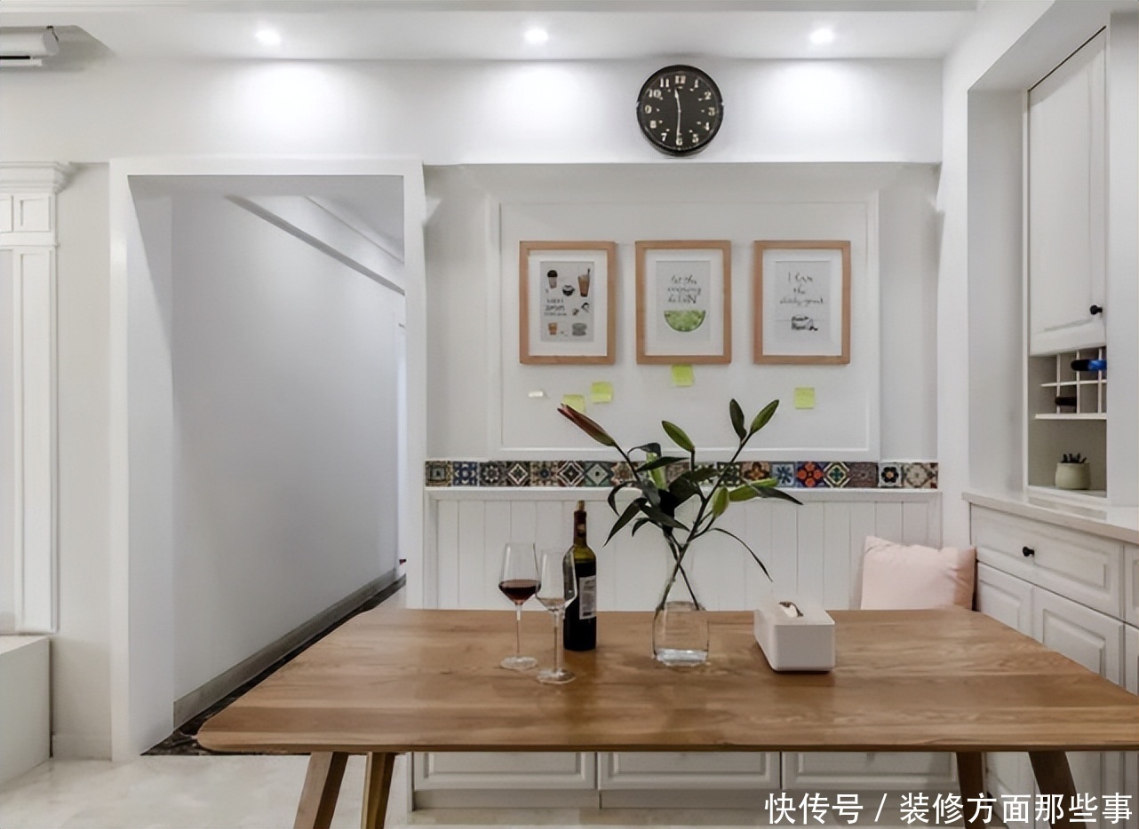 小立柜|96平北欧风三居室,玄关柜子占据整个墙面,一直延伸到客厅