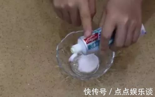 洗衣服时别只放洗衣液，多放一碗它，不用搓洗，衣服干净如新！