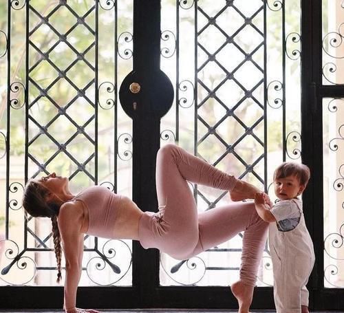 j她们用瑜伽告诉你,美丽与年龄无关,什么时候开始都不晚