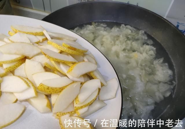 热水|煮银耳汤,凉水下锅还是热水下锅不少人搞错了,难怪银耳不出胶