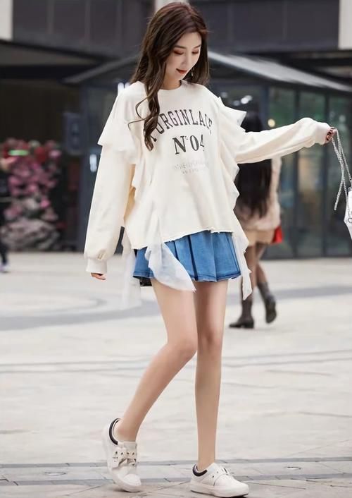 校花|卫衣不会内搭？隔壁班女生都这样搭配，轻松美成校花